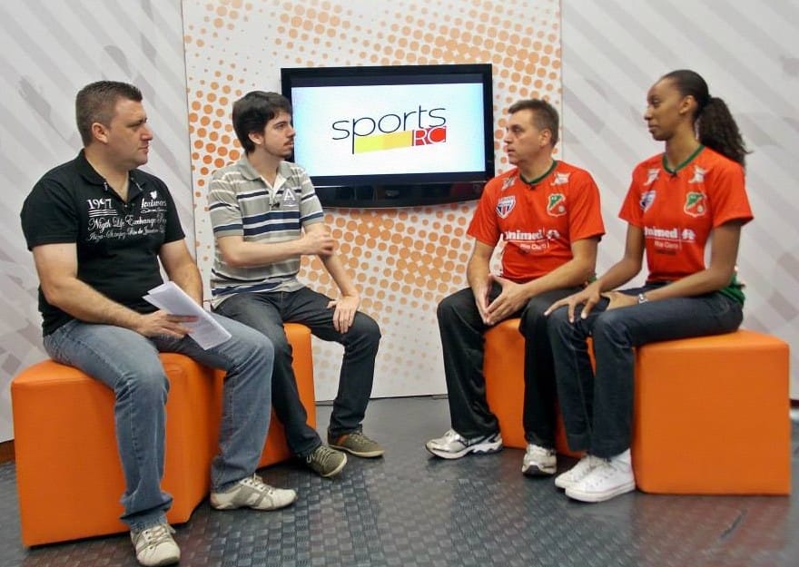 Um grupo de jornalistas esportivos trabalhando