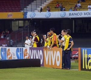 um grupo de jornalistas esportivos trabalhando em campo