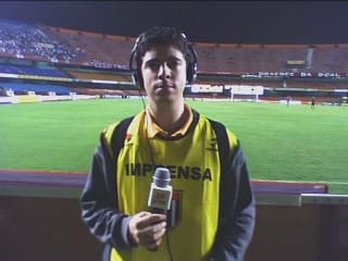 jornalista em entrevista ao vivo